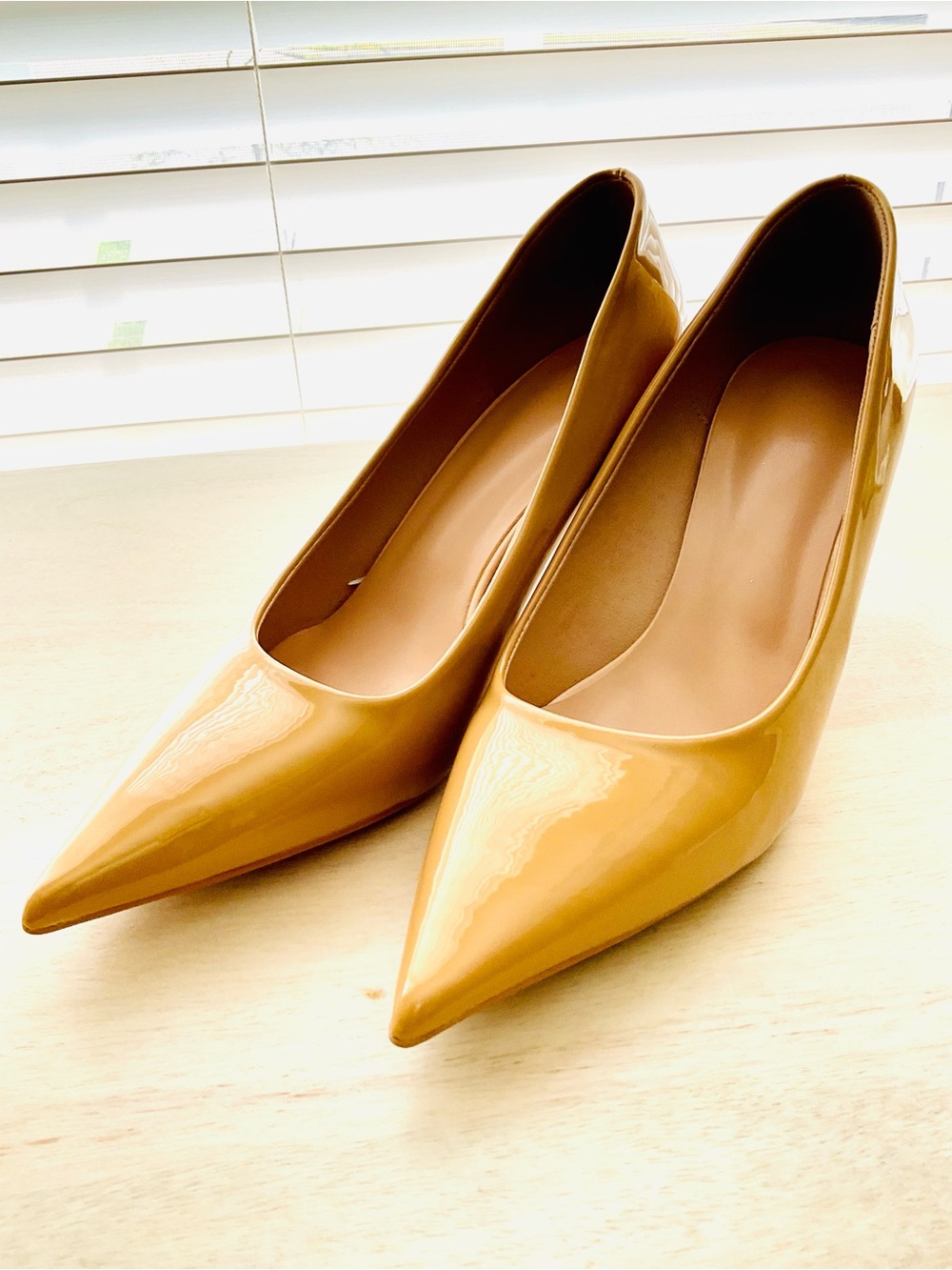 Women's Pointed Patent Leather Pumps in Camel